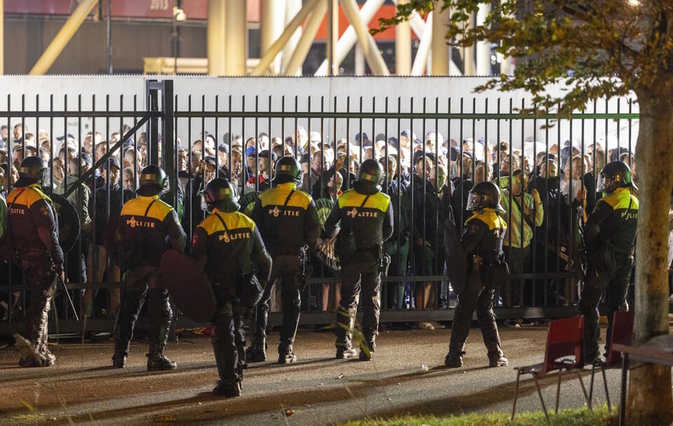 Policja przy stadionie AFAS po meczu AZ – Legia Warszawa w Alkmaar / autor: PAP/EPA/Michel van Bergen