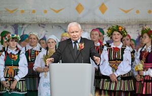 Wicepremier, prezes PiS Jarosław Kaczyński (C) przemawia na dożynkach diecezjalno-wojewódzko-powiatowo-gminnych w Paradyżu, 20 bm. / autor: PAP/Grzegorz Michałowski