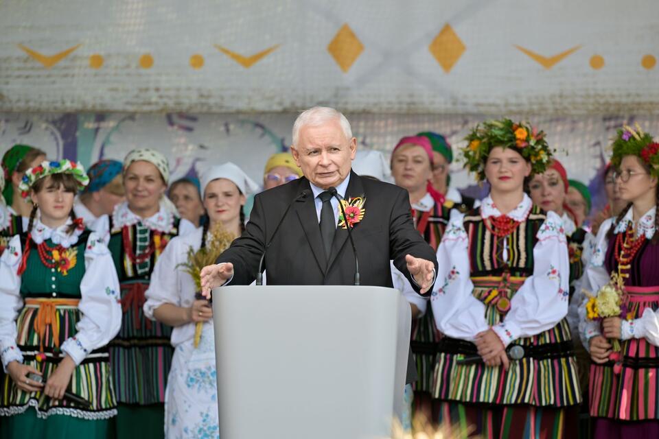 Wicepremier, prezes PiS Jarosław Kaczyński (C) przemawia na dożynkach diecezjalno-wojewódzko-powiatowo-gminnych w Paradyżu, 20 bm. / autor: PAP/Grzegorz Michałowski