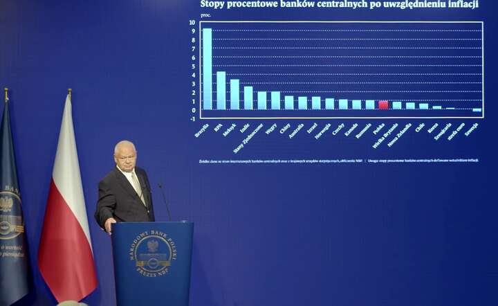 Prezes NBP prof. Adam Glapiński na konferencji prasowej, 3 lipca 2025 / autor: YT @nbppl - screen