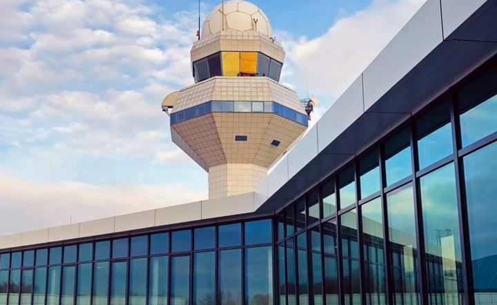 wieża kontroli lotów, Lotnisko Chopina w Warszawie / autor: pansa.pl