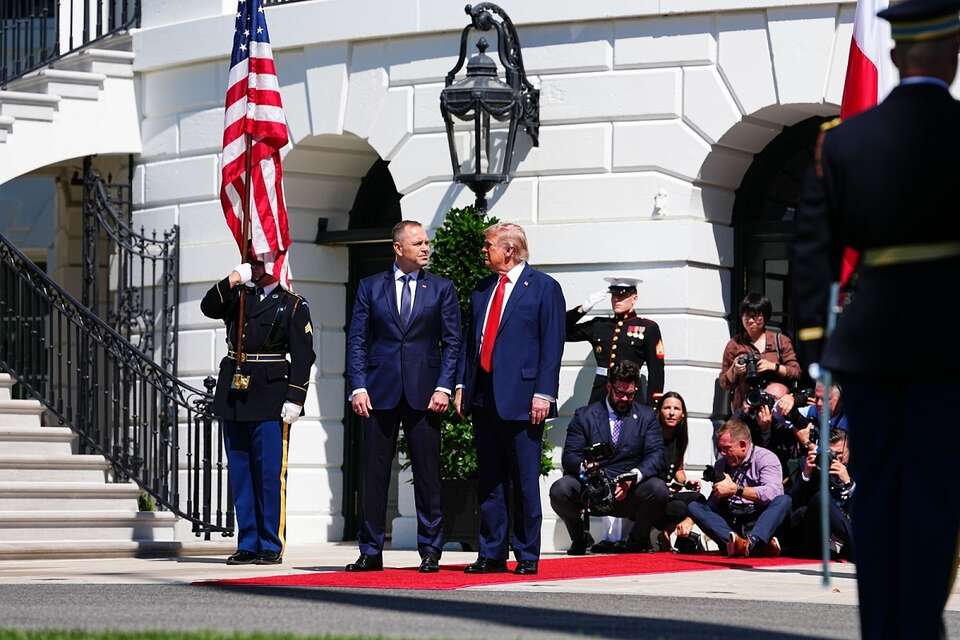Prezydent RP Karol Nawrocki i prezydent USA Donald Trump / autor: PAP/EPA/AARON SCHWARTZ / POOL