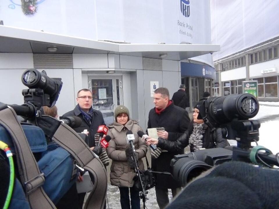 Konferencja prasowa posła Macieja Małeckiego, Danuty Bińkowskiej oraz posła Przemysława Wiplera pod siedzibą oddziału banku PKO BP w Warszawie.