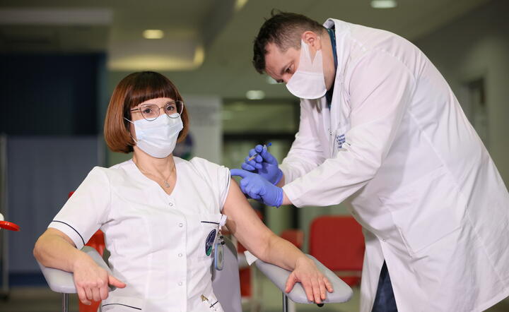 Pierwsze w Polsce szczepienie w Szpitalu MSWiA / autor: PAP