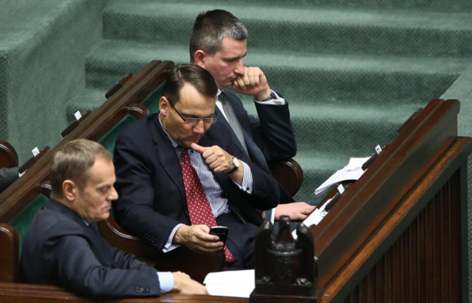 Minister Sikorski w Sejmie. Być może właśnie wysyła kolejnego twitta. Fot. PAP/Rafał Guz