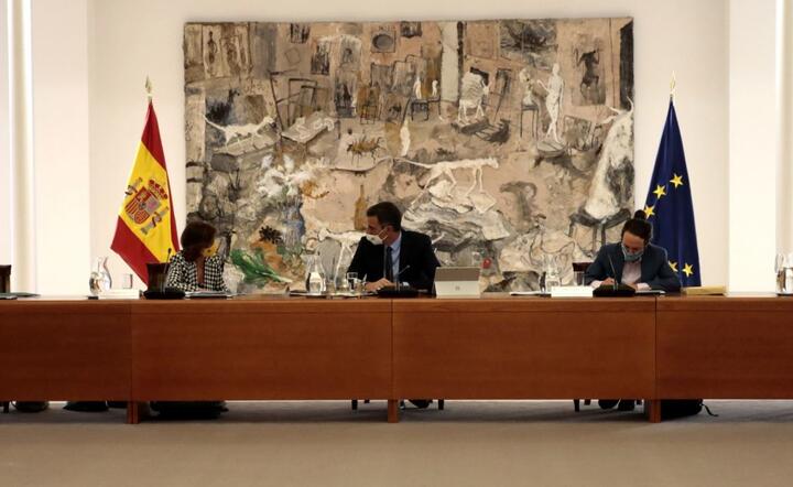 Posiedzenie hiszpańskiego rządu / autor: PAP/EPA/JOSE MARIA CUADRADO JIMENEZ / SPANISH PM PRESS OFFICE HANDOUT