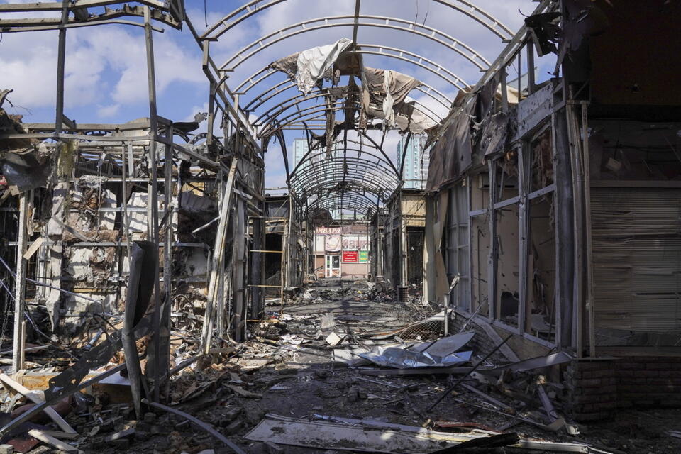 Zniszczone pawilony handlowe w Charkowie  / autor: PAP/EPA