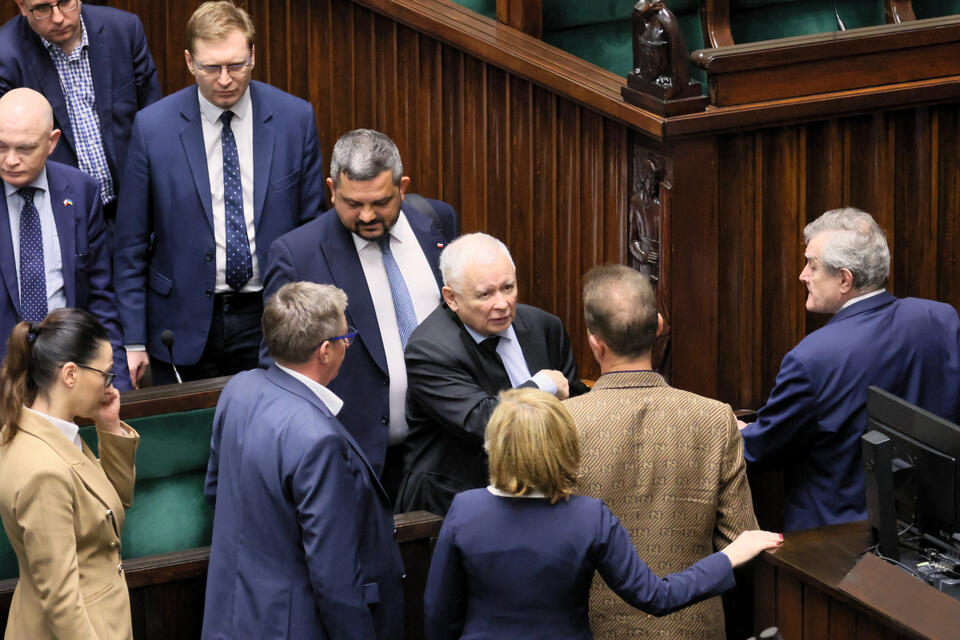Prezes PiS Jarosław Kaczyński (C) w otoczeniu polityków partii na sali obrad w pierwszym dniu posiedzenia Sejmu w Warszawie. / autor: PAP/Leszek Szymański