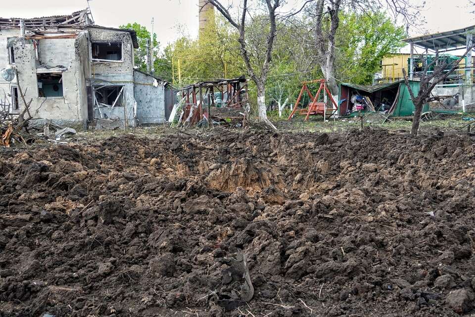 Zniszczenia po ataku rakietowym wojsk rosyjskich na dzielnicę mieszkalną w Odessie / autor: PAP/Alena Solomonova