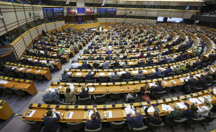 Obrady Parlamentu Europejskiego na posiaedzeniu plenarnym, Bruksela 30 marca  / autor: PAP/EPA/OLIVIER HOSLET