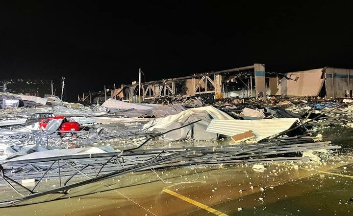 katastrofa magazynu Amazowa w Edwardsville, Illinois, USA / autor: Jenna Rae/Twitter