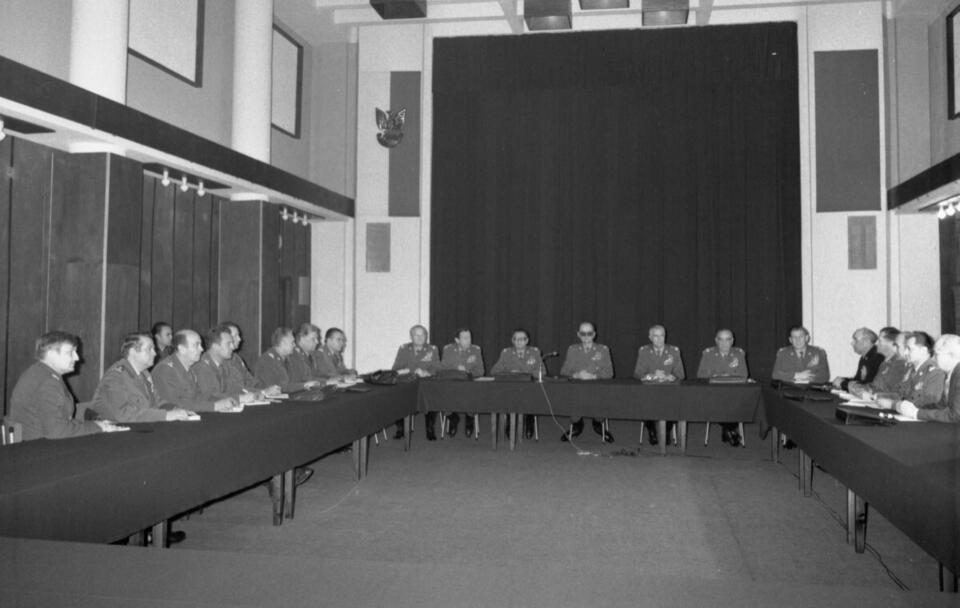 Posiedzenie Wojskowej Rady Ocalenia Narodowego, Warszawa, 14 XII 1981  / autor: commons.wikimedia.org/domena publiczna