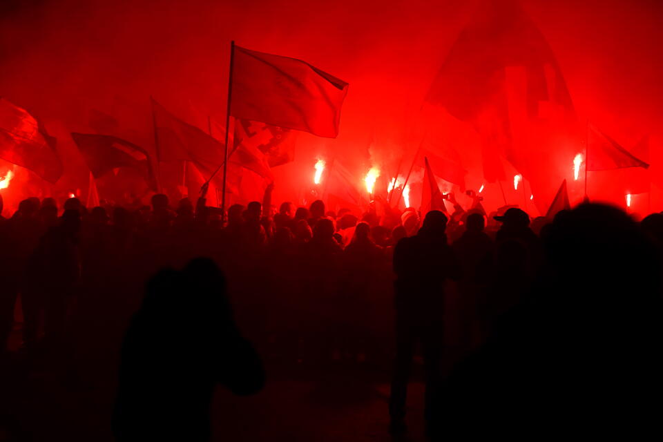 Zamieszki na trasie Marszu Niepodległości na rogu ulicy Puławskiej i Spacerowej w Warszawie. PAP/Tomasz Gzell