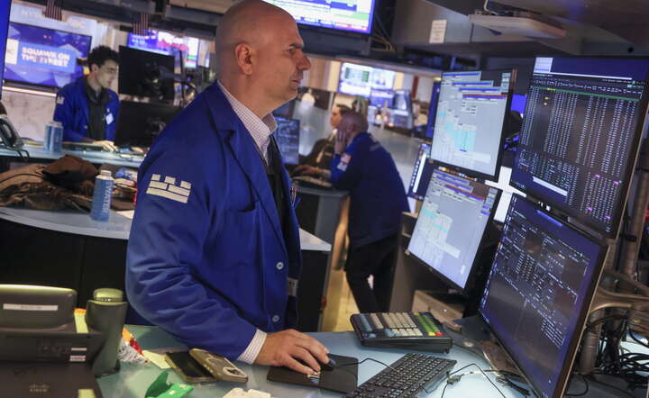 Maklerzy na parkiecie giełdy nowojorskiej NYSE / autor: PAP/EPA/SARAH YENESEL