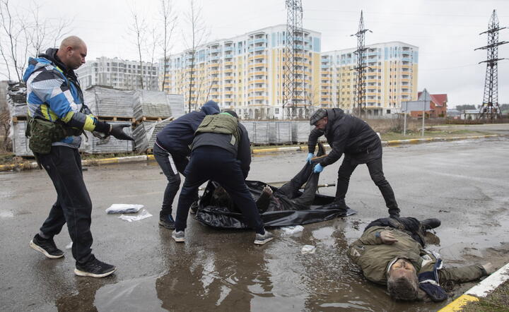 Ukraińcy wynoszą ciała cywilów rozstrzelanych przez Rosjan, Bucza / autor: EPA/PAP