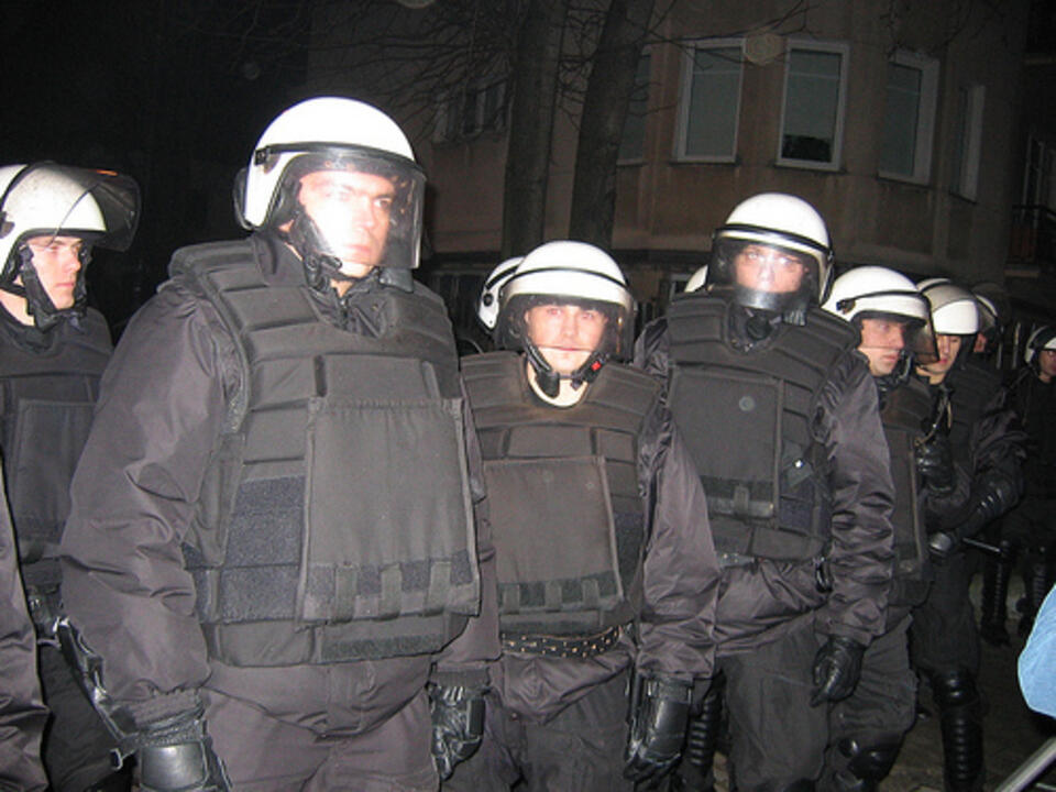 Policjanci pod domem Jaruzelskiego, 12/13 grudnia 2011 roku. Fot. wPolityce.pl
