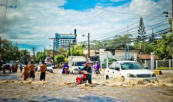 Szalejąca powódź w Chinach zbiera śmiertelne żniwo
