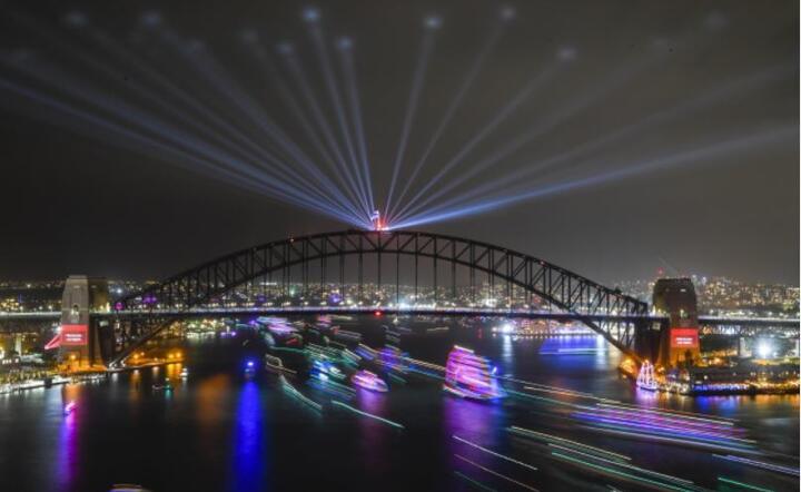 Statek przepływający pod mostem w Sydney, podczas obchodów Nowego Roku 31 grudnia 2019 r. / autor: PAP/EPA/LUKAS COCH