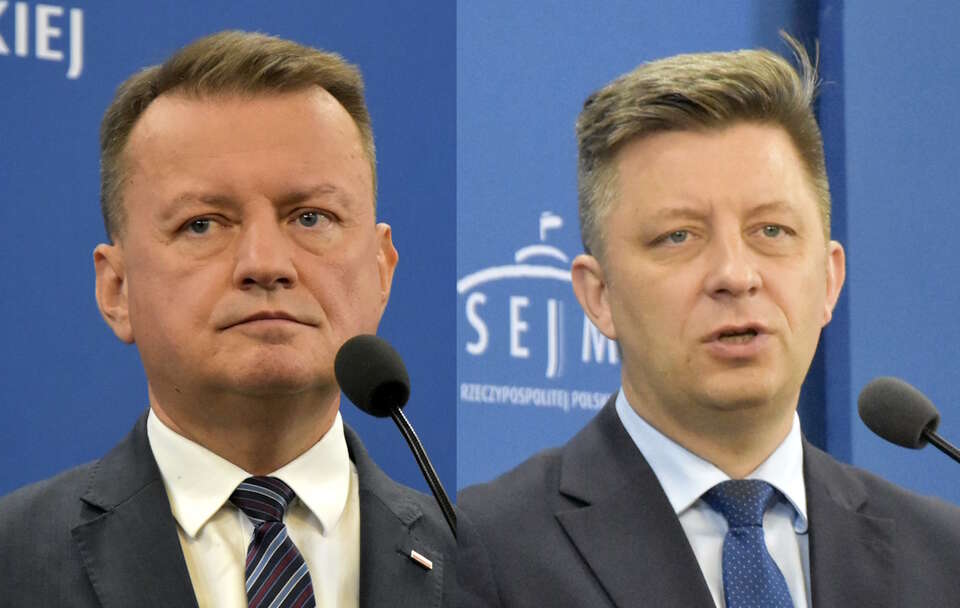 Politycy PiS Mariusz Błaszczak i Michał Dworczyk - kiedy zasiadający w kierownictwie MON - wymienili się opiniami nt. finansowania armii.  / autor: Fratria/X
