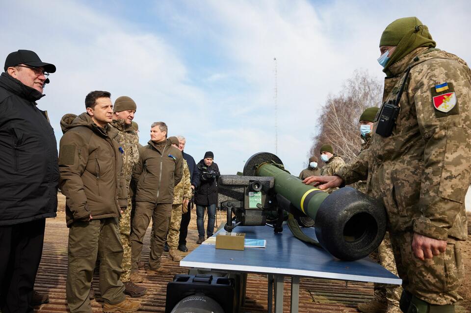 Prezydent Ukrainy Wołodymyr Zełenski wśrod żołnierzy, 16 lutego 2022 roku / autor: PAP/EPA