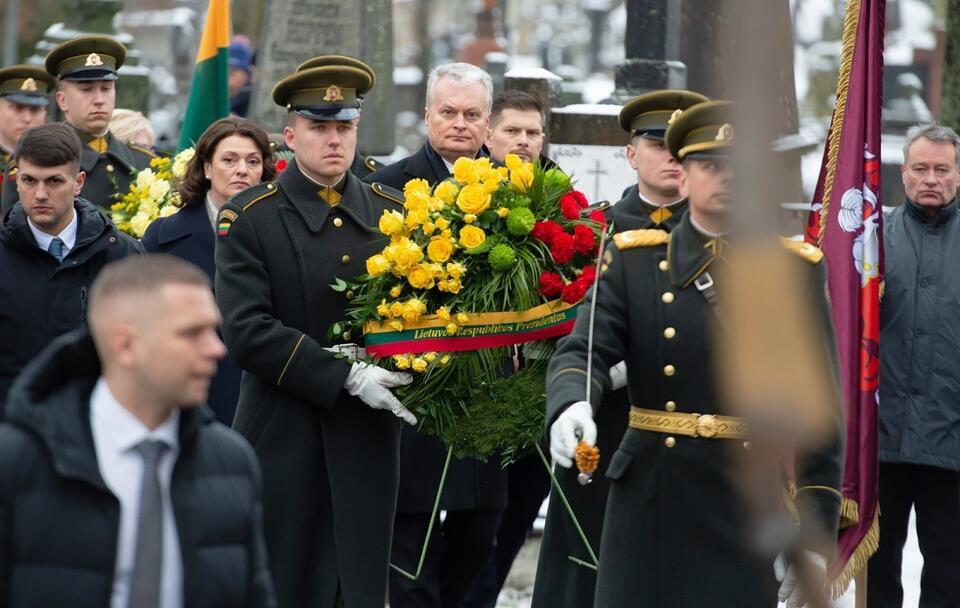 Prezydent Litwy Gitanas Nauseda z żoną Dianą Nausedą na cmentarzu na Rossie, w Wilnie / autor: PAP/Valdemar Doveiko