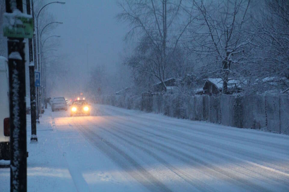 Zima zdecydowanie nie powiedziała ostatniego słowa. W niektórych częściach kraju w nocy może być nawet -22 stopni! Na zdjęciu zaśnieżona ulica / autor: Fratria