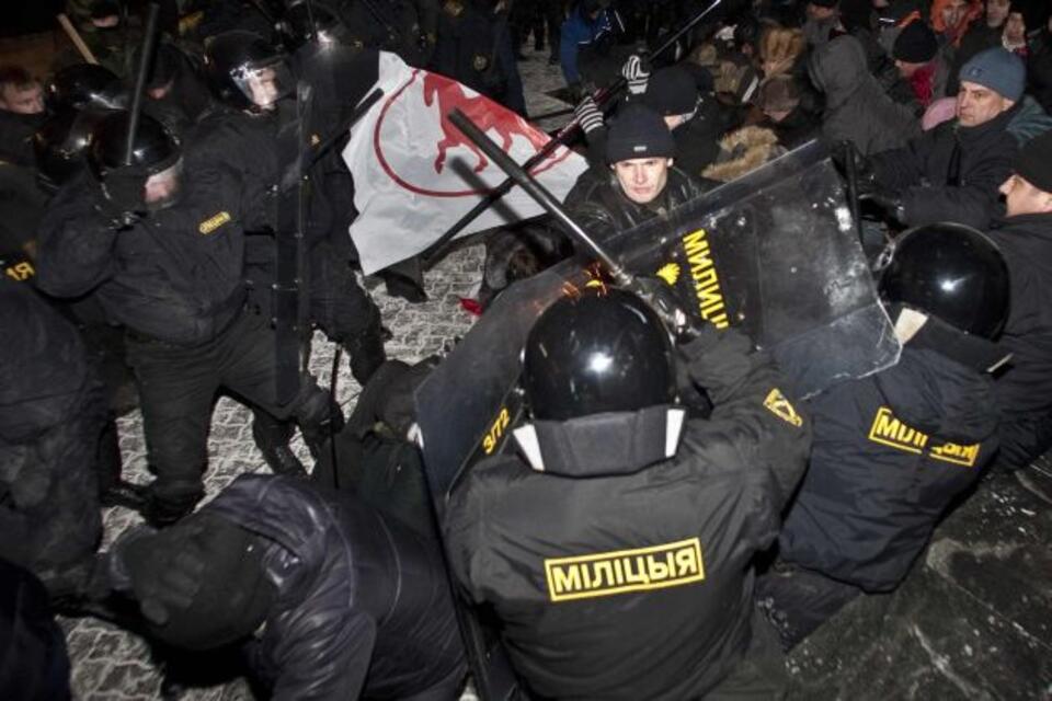 Białoruska milicja a akcji. To im wydaliśmy Białeckiego... Fot. PAP/EPA