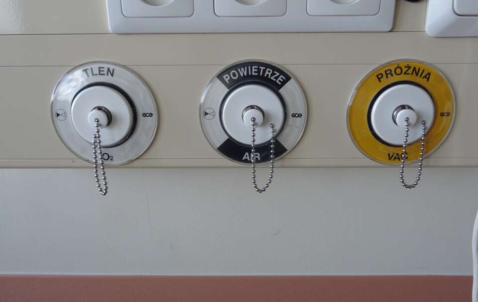 W Państwowym Instytucie Medycznym MSWiA zmarła ciężarna kobieta. 10 dni wcześniej została tam przewieziona ze Szpitala Specjalistycznego im. Świętej Rodziny przy ul. Madalińskiego w Warszawie, gdzie zamiast tlenu podano jej inny gaz.  / autor: Fratria