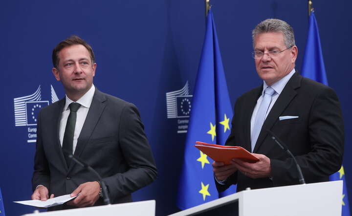 Komisarz UE ds. rolnictwa Christopher Hansen (L) i komisarz UE ds. handlu Marosz Szefczovicz (P) na konferencji o umowie handlowej Ukrainy i UE / autor:  EPA/OLIVIER HOSLET 