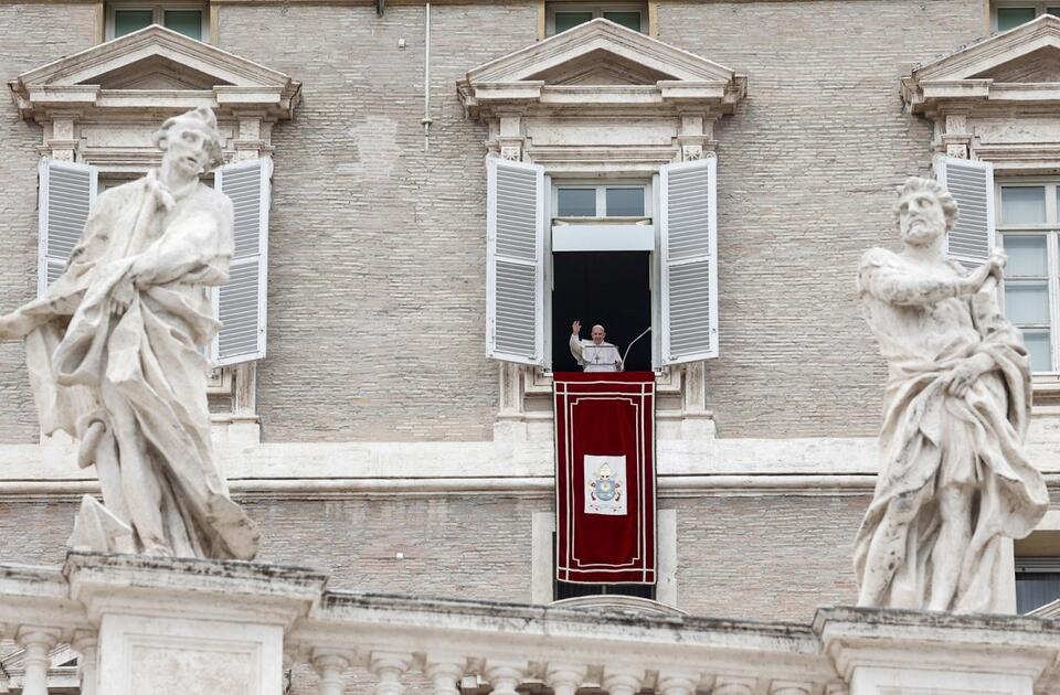 Papież Franciszek podczas modlitwy Anioł Pański / autor: PAP/EPA