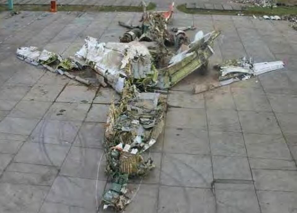 Tak rozpadł się rządowy Tu-154M po dachowaniu    Fot. Raport KBWLLP