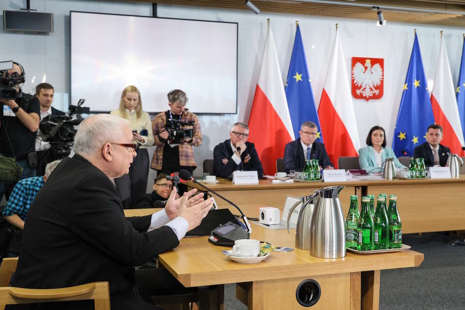 Jarosław Kaczyński podczas posiedzenia komisji śledczej ds. Pegasusa  / autor: PAP/Paweł Supernak
