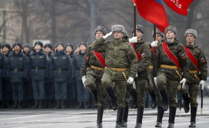 Defilada wojskowa rosyjskiego wojska w Petersburgu / autor: PAP/PA/ANATOLY MALTSEV