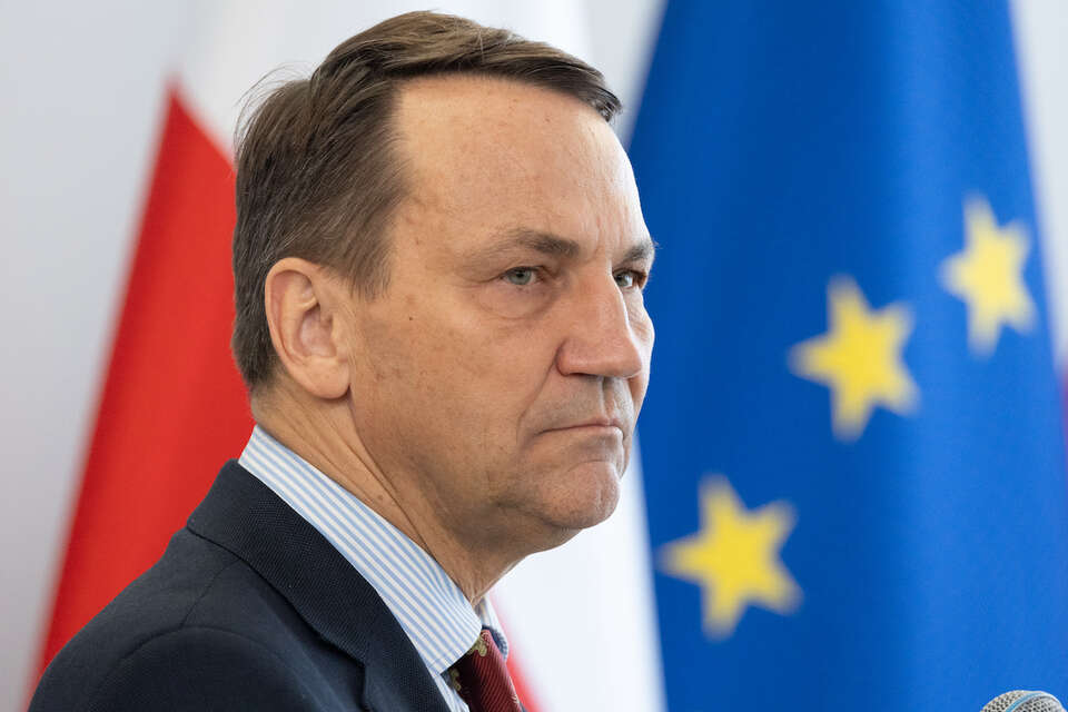 Sikorski lepiej by sobie poradził w kryzysie niż Trzaskowski