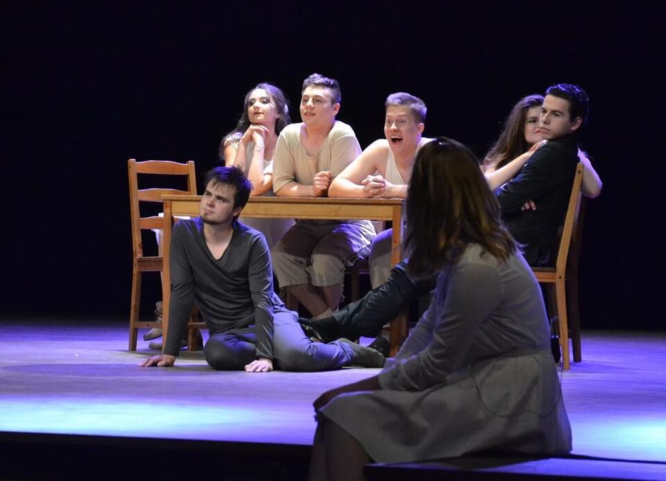 Od lewej: Adam Murawski (Pies), Lena Pilarowska (Córka), Szymon Ludwig (Syn), Szymon Grudzień (Ojciec), Joanna Świtek (Narratorka), Julia Korsakowska (Matka), Jakub Lewandowski (Gość)
