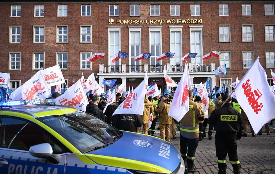 Protest pracowników służb mundurowych / autor: PAP/Adam Warżawa