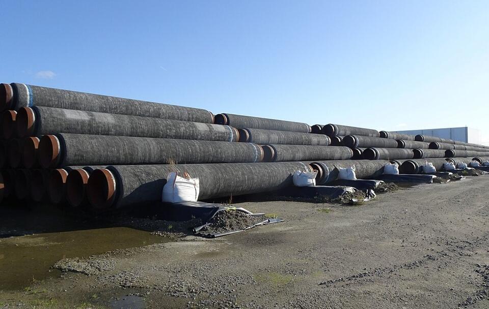 Rury służące do budowy Nord Stream 2  / autor: commons.wikimedia.org/Gerd Fahrenhorst/CC BY 4.0