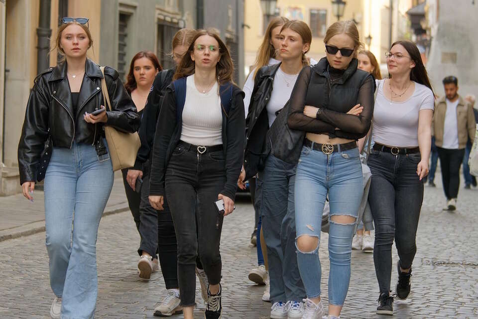 Młodzież spacerująca ulicą / autor: pixabay.com