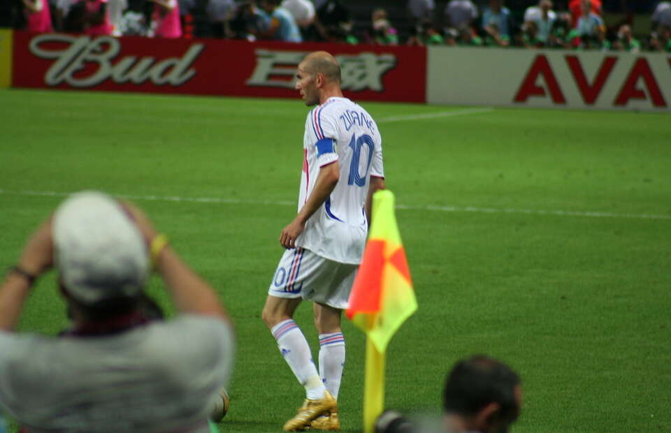 Zinedine Zidane / autor: David Ruddell, CC BY 2.0 <https://creativecommons.org/licenses/by/2.0>, via Wikimedia Commons