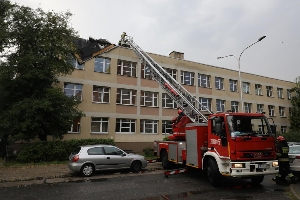  Straż pożarna zabezpiecza uszkodzony dach / autor: 	PAP/Paweł Supernak