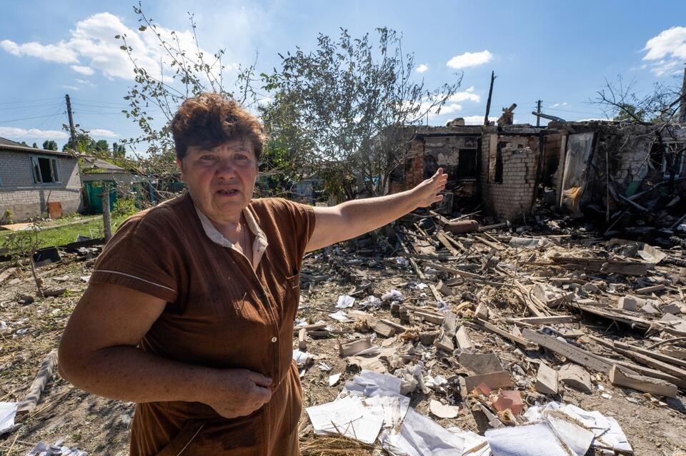 Zniszczony w wyniku rosyjskiego ostrzału budynek we wsi Zaoskolie w obwodzie charkowskim. / autor: PAP/Mykola Kalyeniak