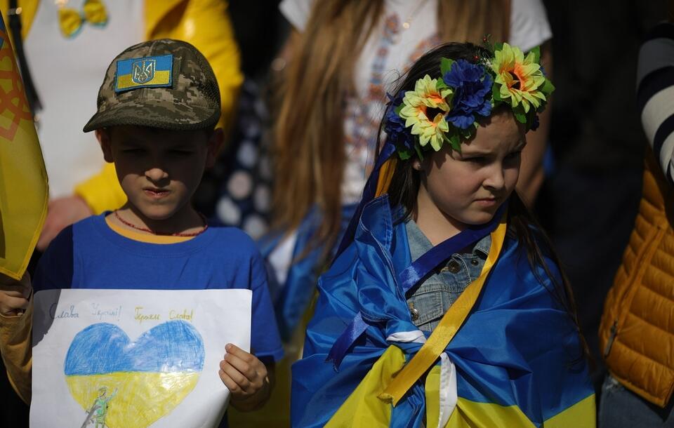 Dzieci  w ukraińskich barwach narodowych na londyńskim proteście przeciwko agresji Rosji / autor: PAP/EPA