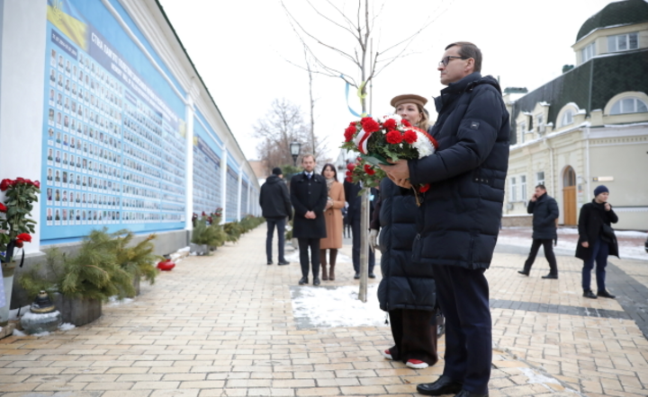 Premier złożył kwiaty pod Ścianą Pamięci Poległych za Ukrainę przy Soborze św. Michała w Kijowie, 1 bm / autor: PAP/Leszek Szymański