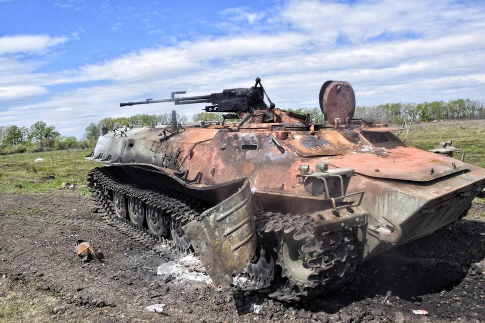 Zniszczenia we wsiach w rejonie Charkowa na Ukrainie, gdzie aktualnie toczą się walki. / autor: PAP/Alena Solomonova