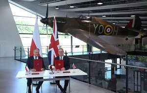 Keir Starmer i Donald Tusk podczas ceremonii podpisania umowy o obronie i bezpieczeństwie w bunkrze Battle of Britain w dzielnicy Uxbridge w Londynie / autor: PAP/EPA
