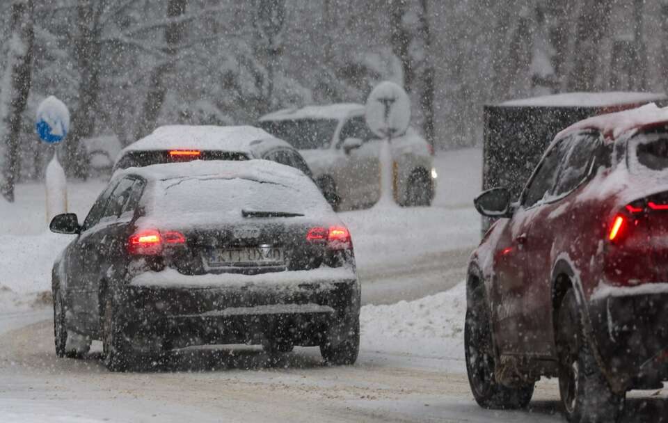 Intensywne opady śniegu w Zakopanem. Na drogach panują trudne warunki / autor: PAP/Grzegorz Momot