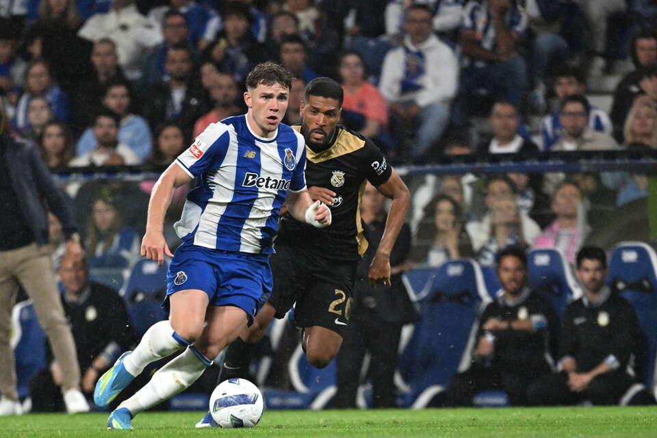 Oskar Pietuszewski z Porto w akcji przeciwko Rhaldneyowi z Alverca podczas meczu piłki nożnej pierwszej ligi portugalskiej pomiędzy FC Porto i FC Alverca w Porto w Portugalii / autor: PAP/EPA