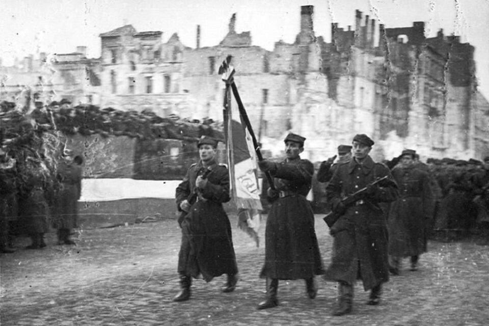 Defilada 1. Armii WP na ulicy Marszałkowskiej w zdobytej Warszawie 19 stycznia 1945 / autor: wikimedia commons/domena publiczna