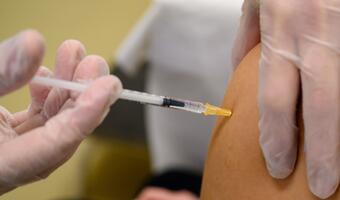 Najpierw szczepić młodych czy seniorów? Odpowiedź naukowców