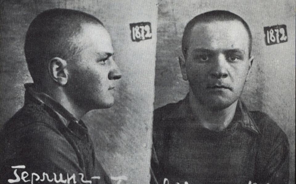 Gustaw Herling-Grudziński – zdjęcie NKWD (Grodno, 1940) / autor: commons.wikimedia.org